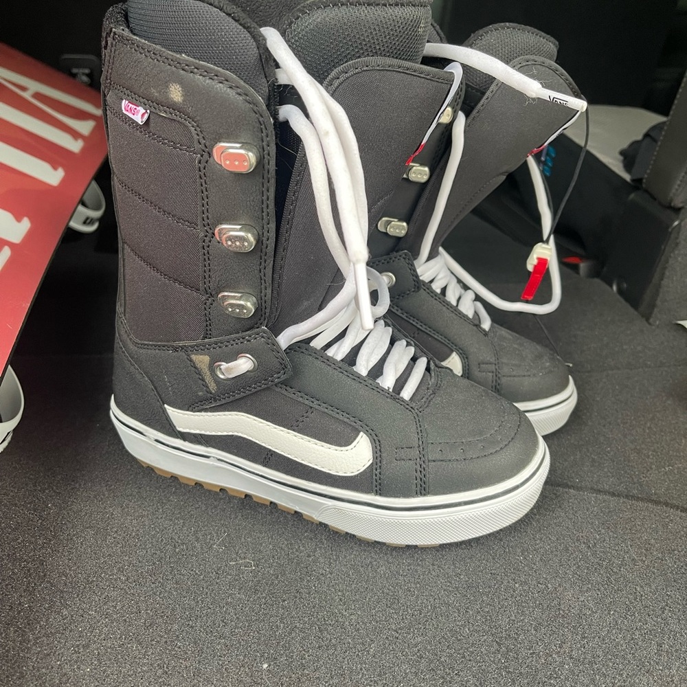 Vans snow boots
Size:7 woman’s fits 5.5 in youth size